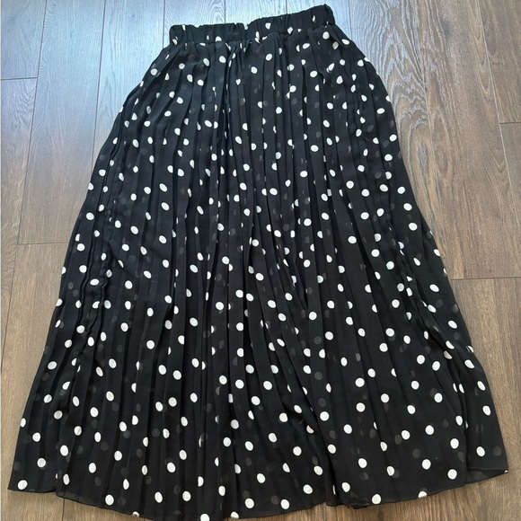 QED LONDON Black and White Polka Dot Midi Pleated Skirt - Picture 9 of 15